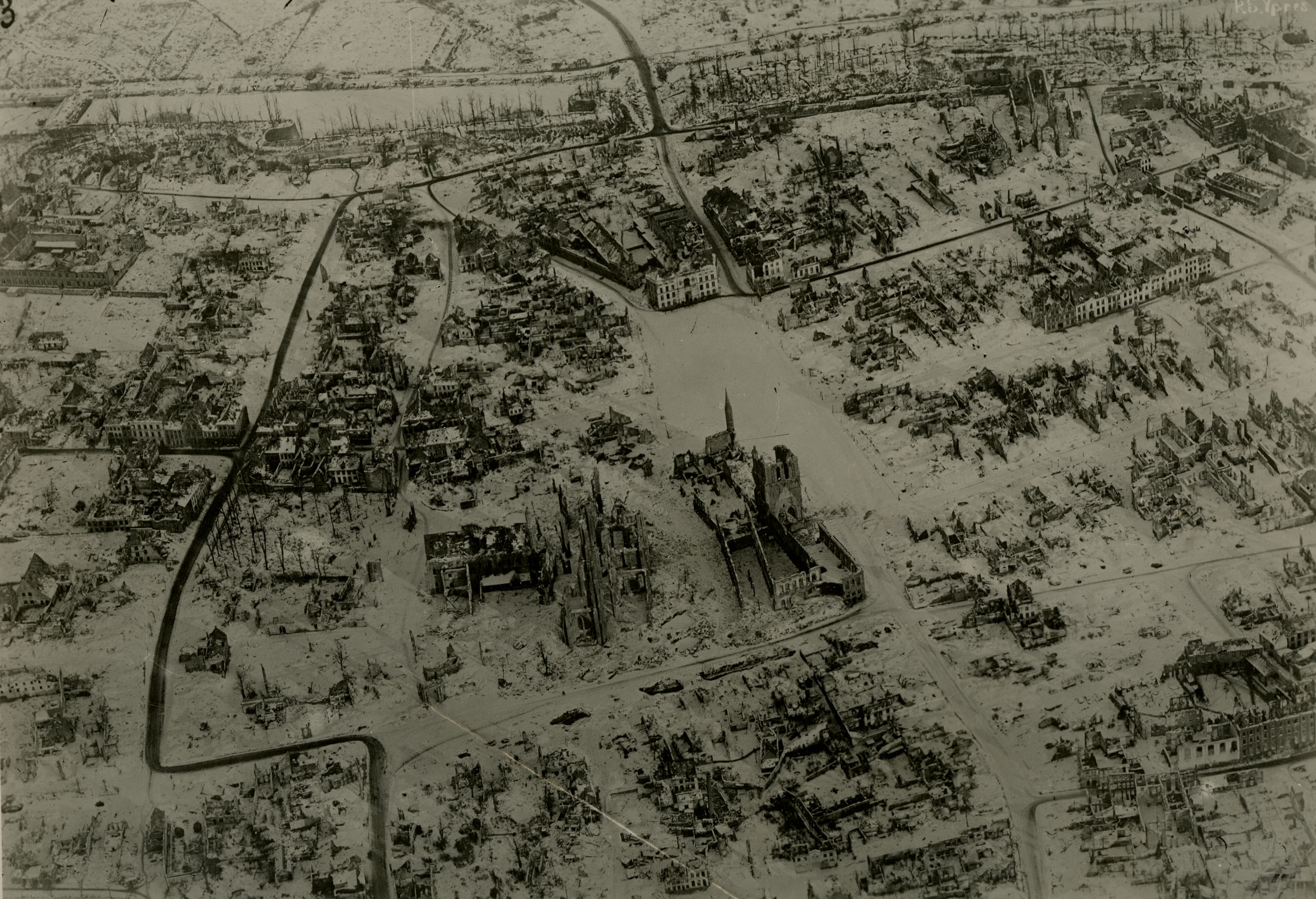 Veduta aerea della cittadina di Ypres, sotto la neve, duramente provata dalla guerra [AF MSIGR 97/118]