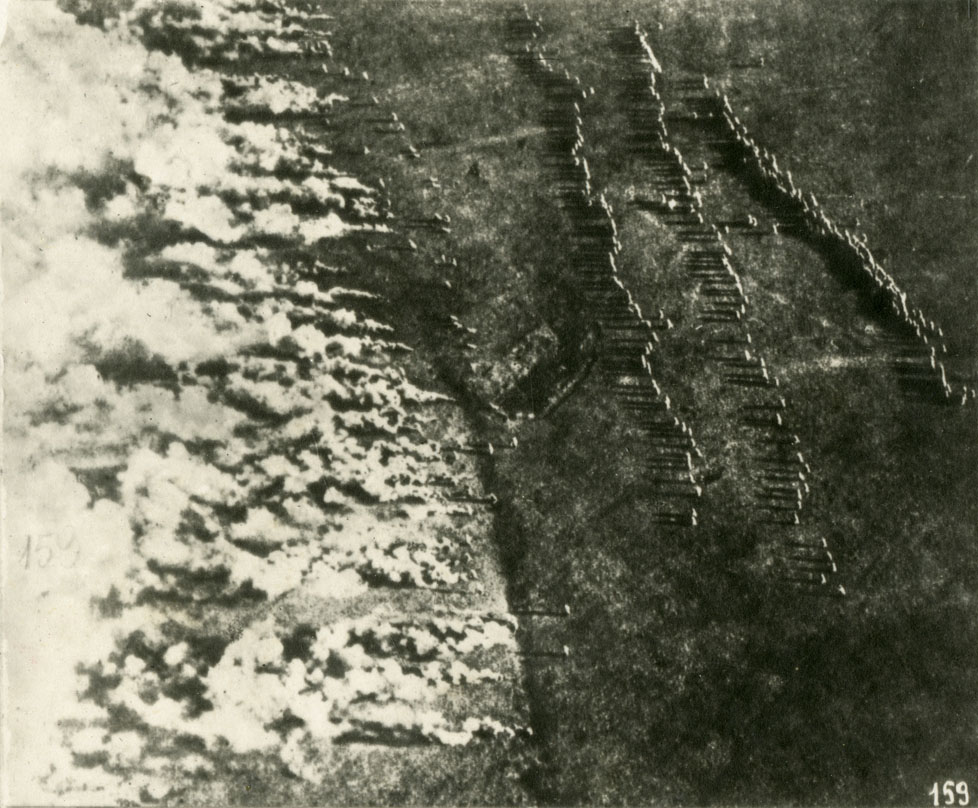 Attacco con gas asfissianti visto da aeroplano (riproduzione da fotografia tedesca). 1915-16 [AF MSIGR 21/159]