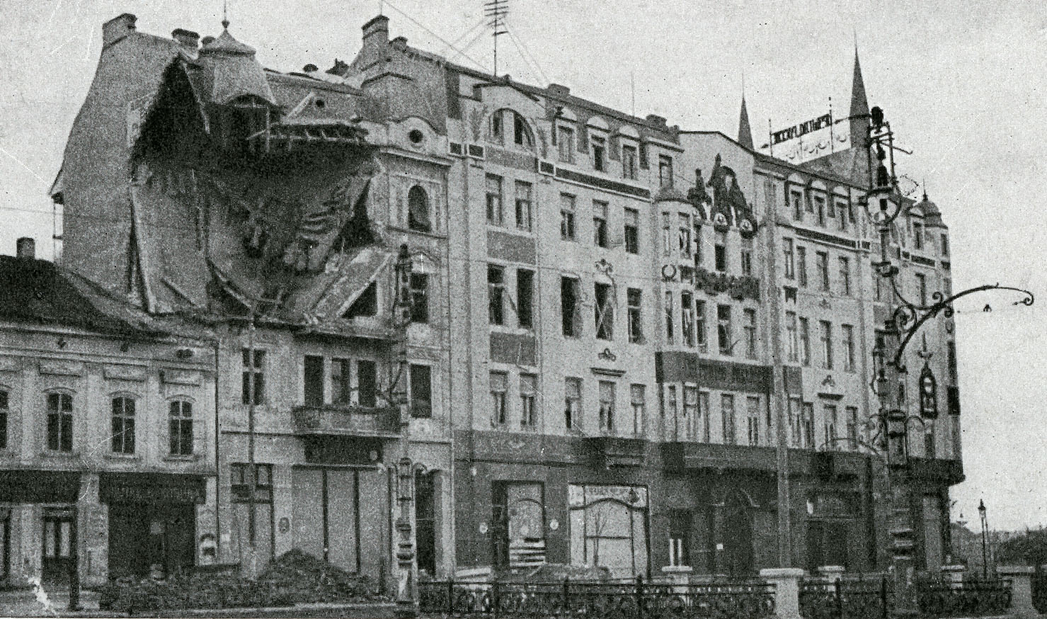 Centro di Belgrado, edificio danneggiato del centro medico Viktorovic [AF MSIGR, Album 1914- 1918, p. 109, n. 8]