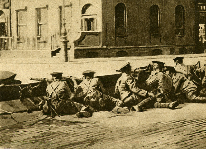 Soldati che sparano sui rivoluzionari con una mitragliatrice [AF MISGR Le Miroir, n.129 (1916)] 
