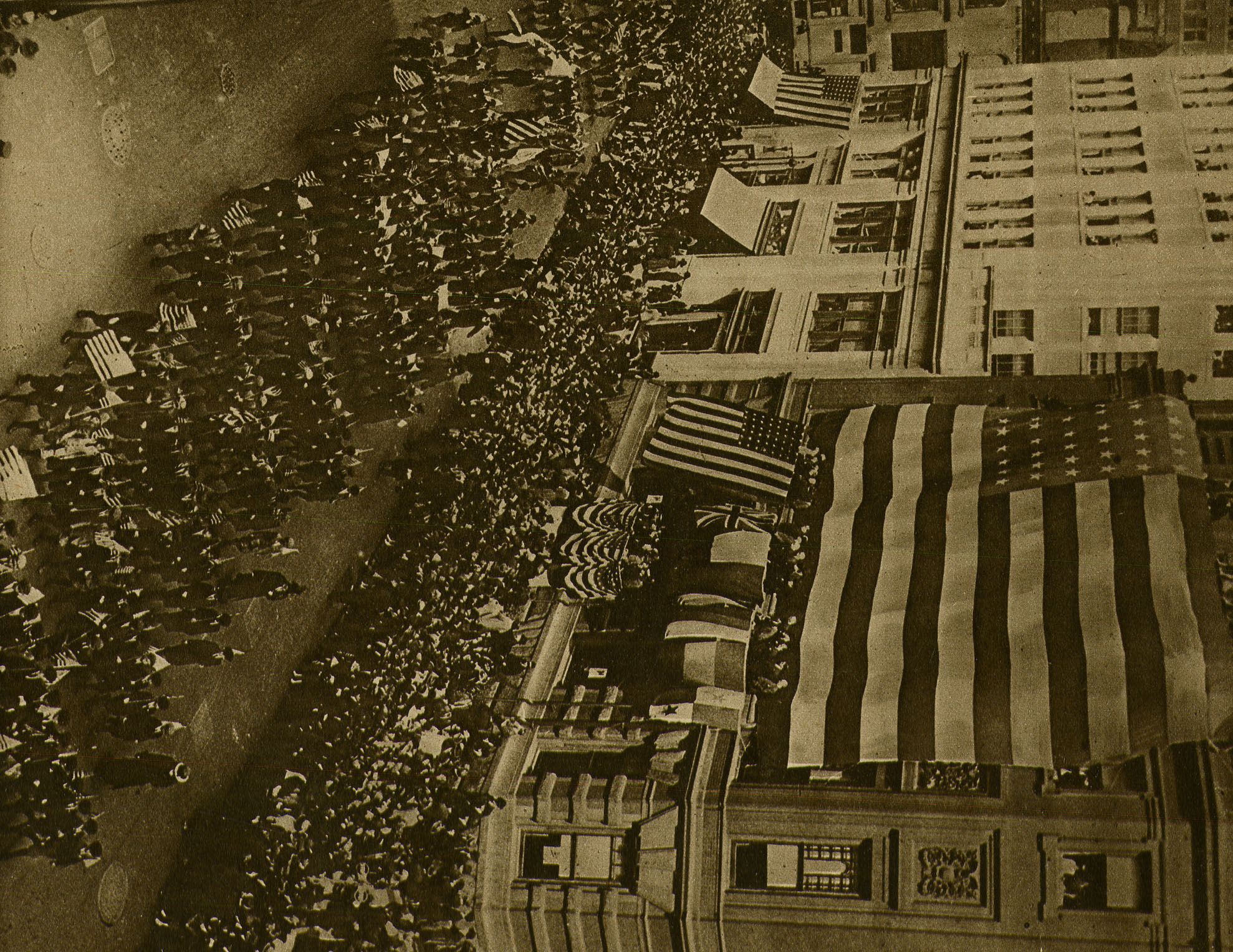 Manifestazioni di entusiasimo a New York per l'entrata in guerra degli U.S.A [AF MISGR Le Miroir, n. 182 (1917)]