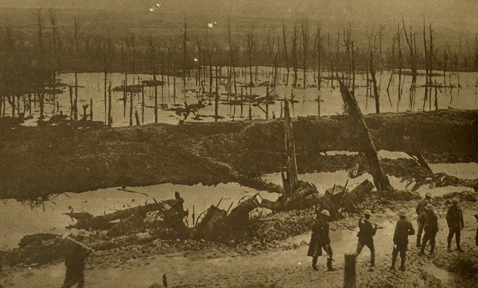 Soldati avanzano attraverso una strada de l'Ancre la ritirata dei Tedeschi [AF MISGR Le Miroir, n. 172 (1917)]