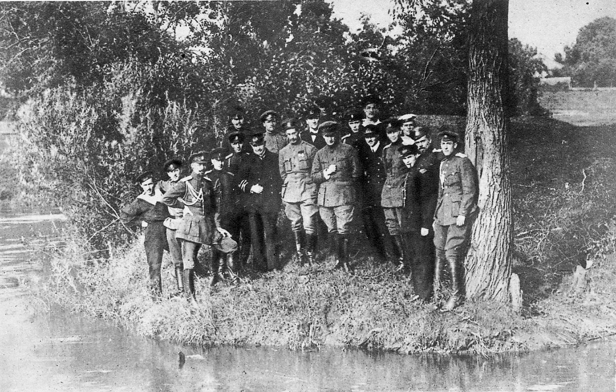Kerensky con il suo stato maggiore. novembre 1917 [Le Miroir n.209]
