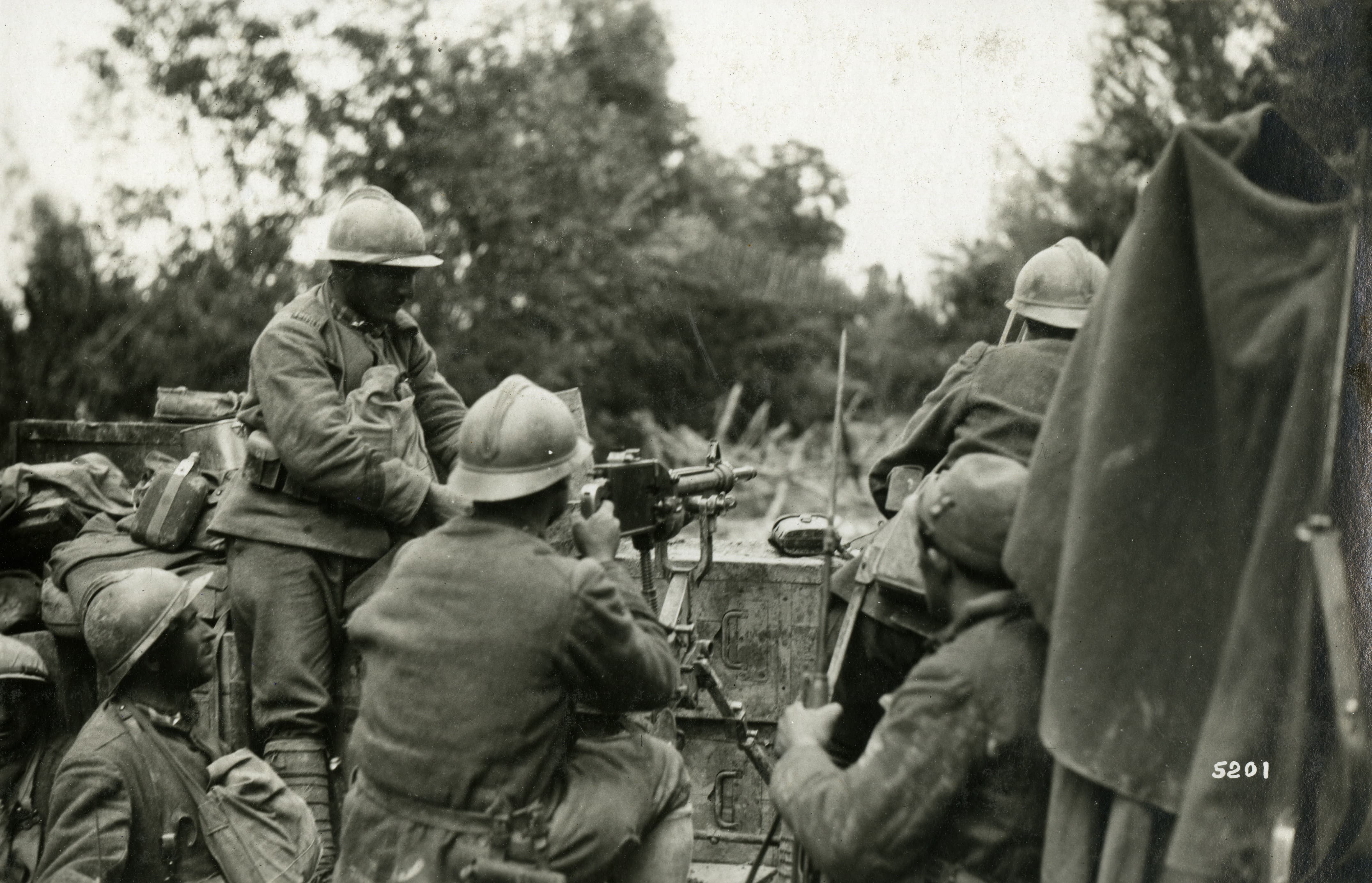 Soldati italiani con mitragliatrice presso la linea del Piave. Giugno 1918 [AF MSIGR 3/971]