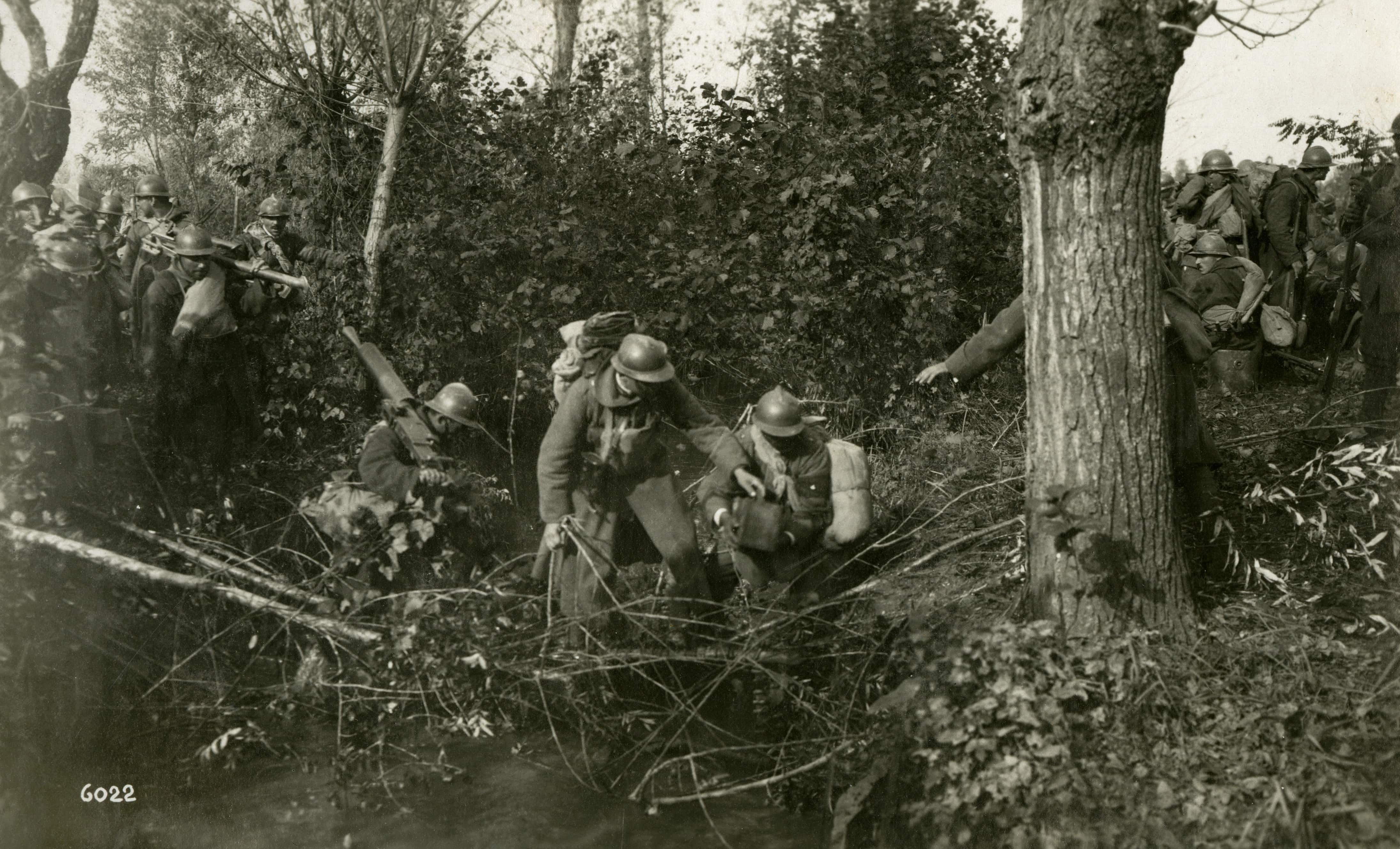 I soldati italiani della brigata Caserta attraversano i territori riconquistati. Ottobre 1918 [AF MSIGR 2/736]