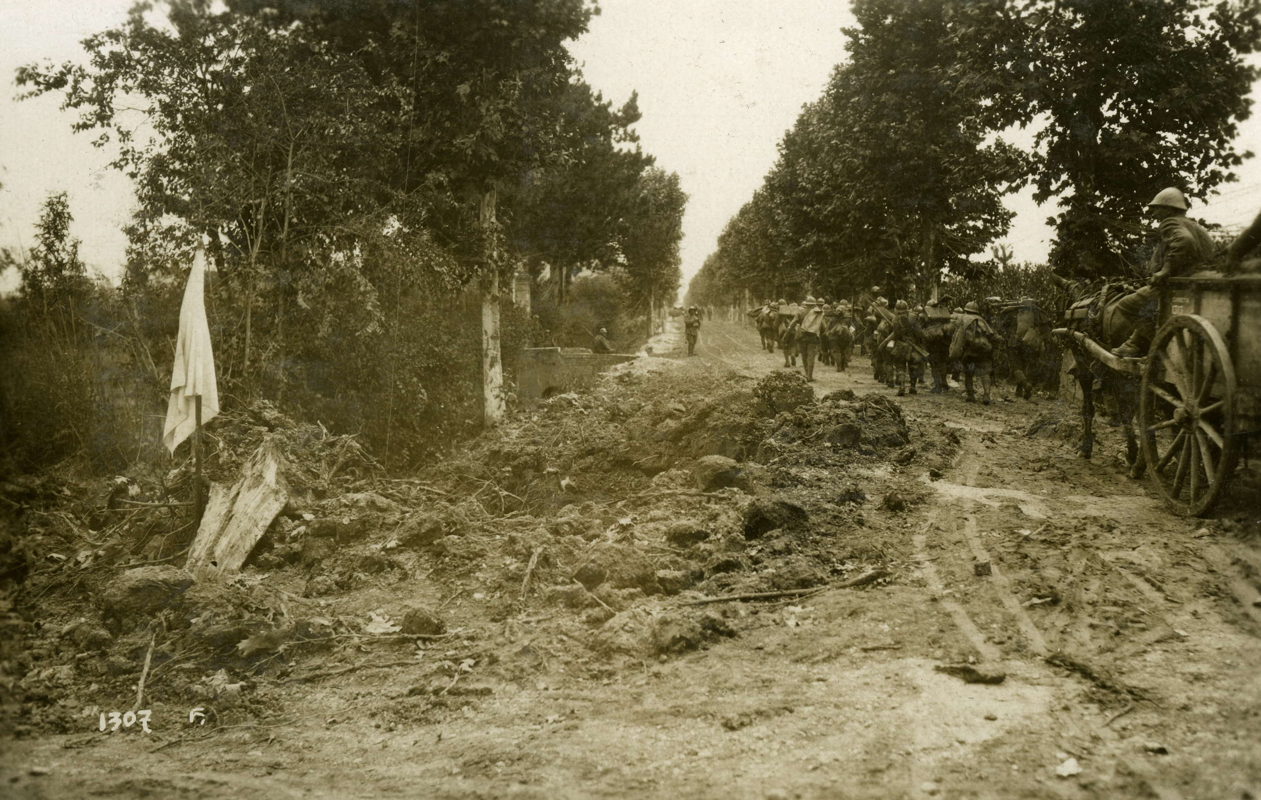 Nei pressi di Zenson: Truppe di rincalzo e un posto di medicazione bersaglio dell’artiglieria nemica. giugno 1918 [AF MSIGR 2/652]