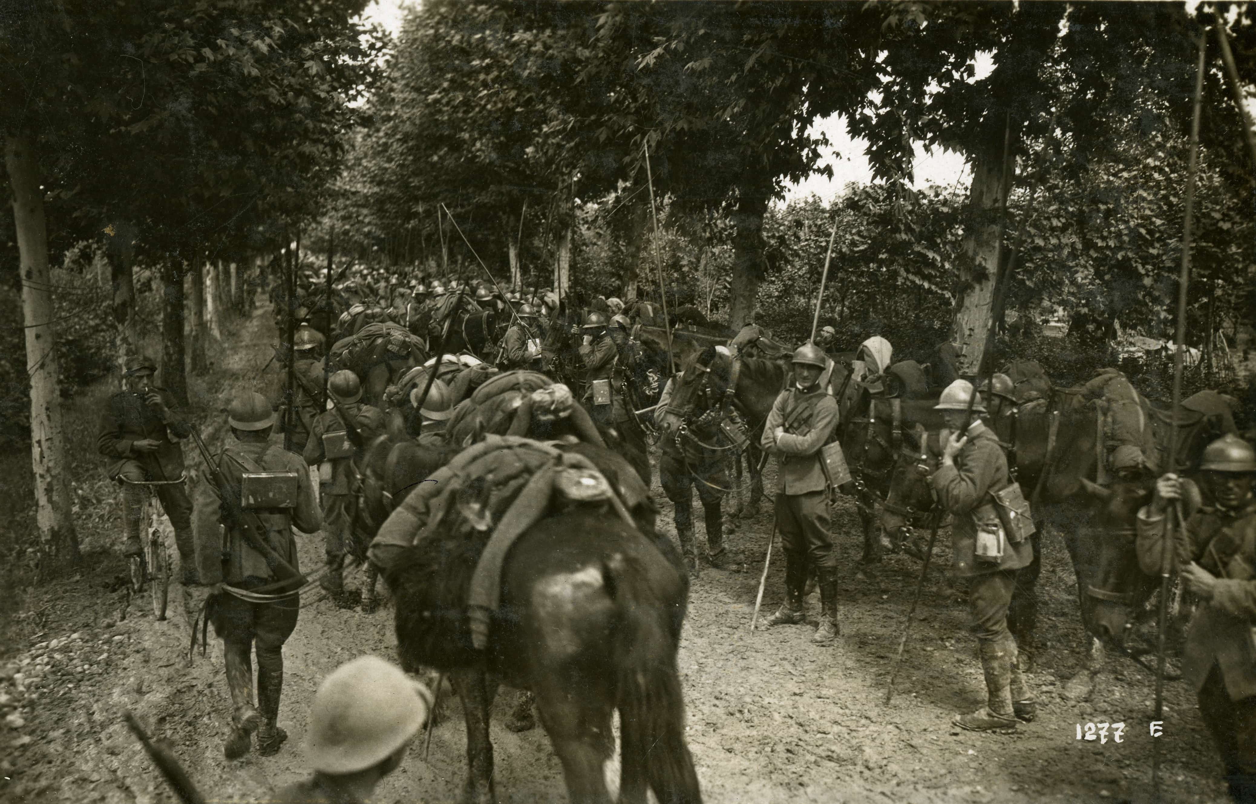 Lancieri italiani in partenza per un rastrellamento lungo la via di Fossalta. giugno 1918 [AF MSIGR 2/660]